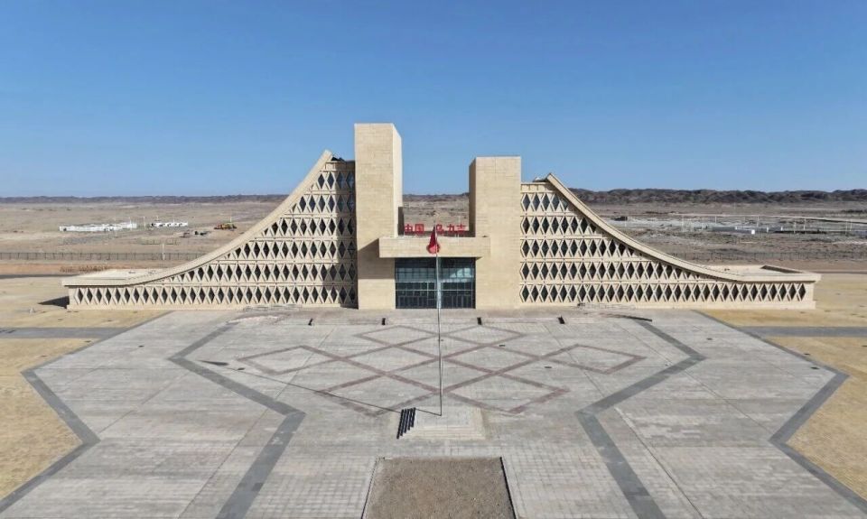 搭建中蒙經貿合作新橋梁 阿拉善左旗烏力吉口岸蒙商商會正式成立